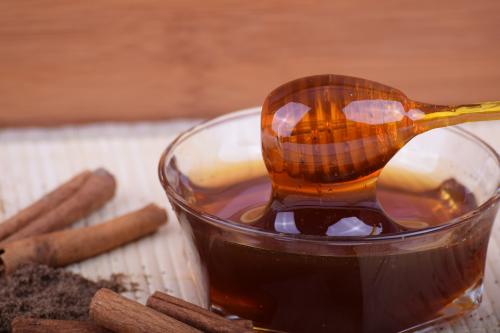 A méz mint természetes édesítőszer: egyszerű csere a mindennapi sütésben